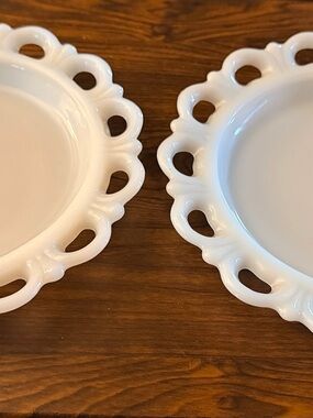 Vintage Anchor Hocking Old Colony Scalloped Lace Edge Milk Glass 8-1/4" Plate